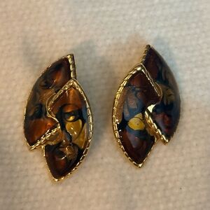Vintage gold tone costume jewelry earrings like new